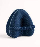 Kniekissen Balance in Navy – ergonomisches Kniekissen für Seitenschläfer, A-Form mit Loch und Gummiband