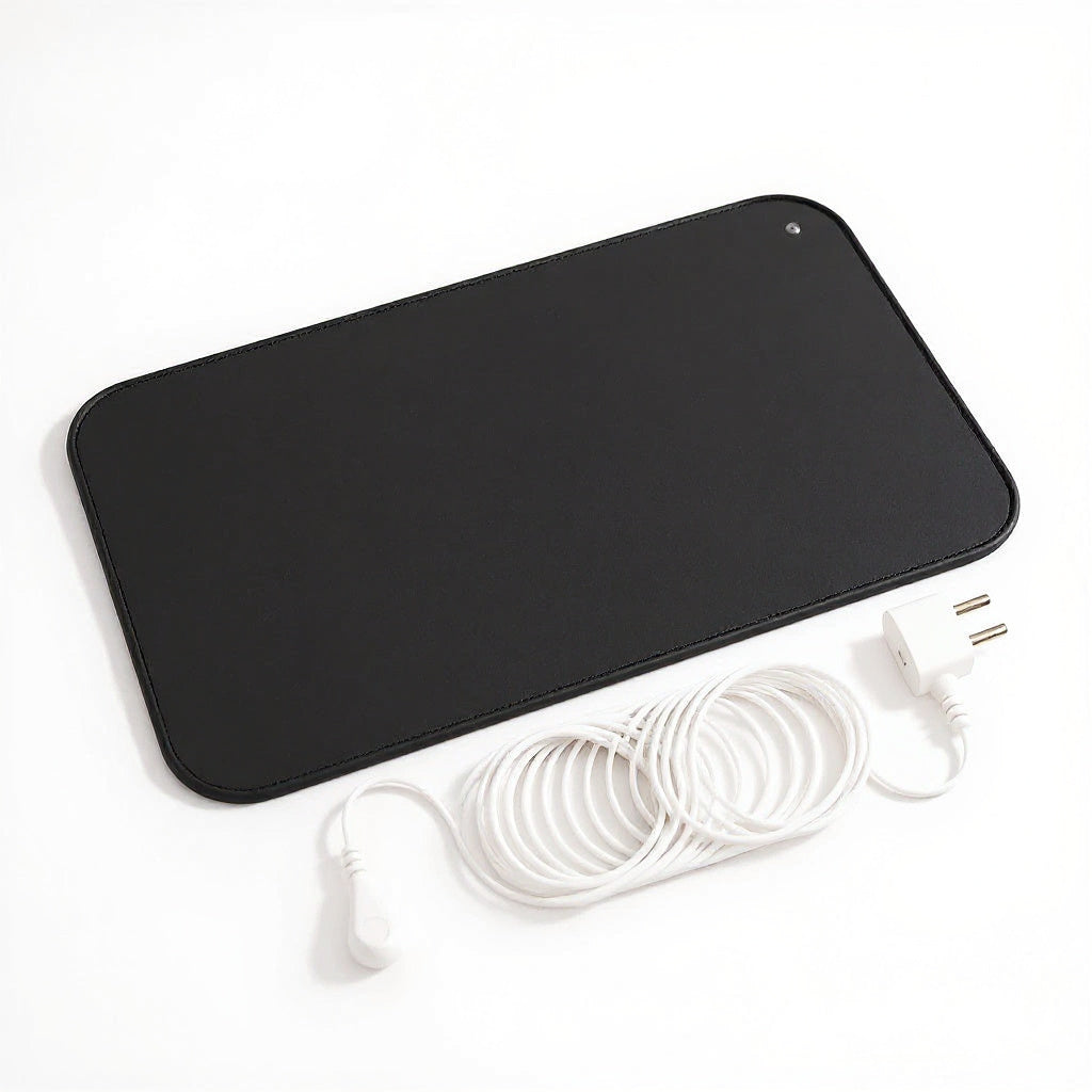 Erdungsmatte Grund in Schwarz mit weißem Erdungskabel und EU-Stecker (zwei Stifte) – Produktfoto auf weißem Hintergrund