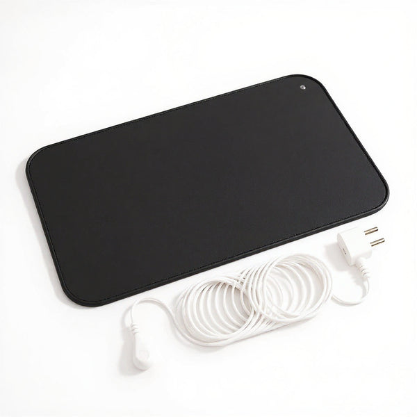 Erdungsmatte Grund in Schwarz mit weißem Erdungskabel und EU-Stecker (zwei Stifte) – Produktfoto auf weißem Hintergrund