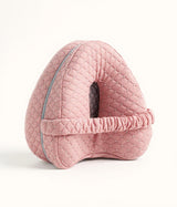 Kniekissen Balance in Rosé – ergonomisches Kniekissen für Seitenschläfer, A-Form mit Loch und Gummiband